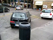 moron_trying_to_park_in_florence_video.racing.hu.mp4